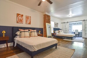 3 bedrooms, iron/ironing board, WiFi, bed sheets - Cozy Comfy 3 Bedroom Home (Detroit)