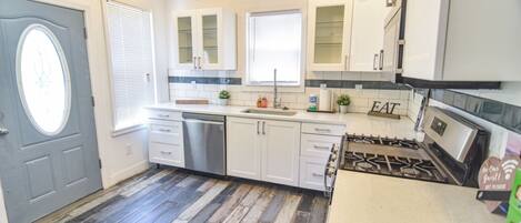 冰箱、微波炉、烤箱、炉灶