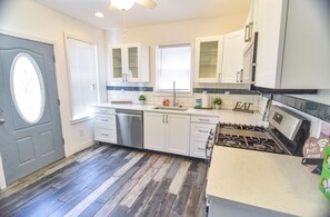 Fridge, microwave, oven, stovetop - Cozy Comfy 3 Bedroom Home (Detroit)