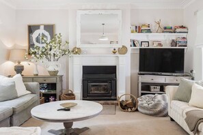 Chimenea y libros