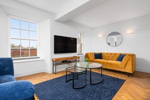 65-inch Smart TV with cable channels, Netflix, streaming services - 316 Reid's Corner - By Stay Dunfermline (Dunfermline)