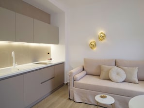 One Bedroom Suite with Sea View | Vardagsrum | 32-tums platt-tv med satellitkanaler