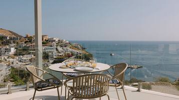 Daily continental breakfast (EUR 13 per person)
