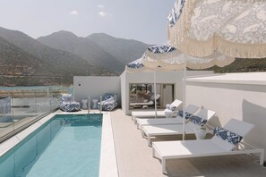 Seasonal outdoor pool, pool umbrellas, sun loungers