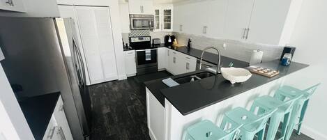 Kühlschrank, Mikrowelle, Ofen, Herdplatte