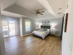 2 bedrooms, in-room safe, iron/ironing board, travel cot - Jax Beach Retreat (Jacksonville Beach)