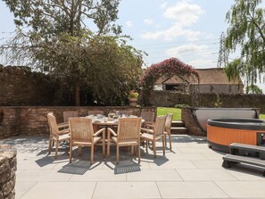 Outdoor dining - Nempnett Farmhouse (Bristol)