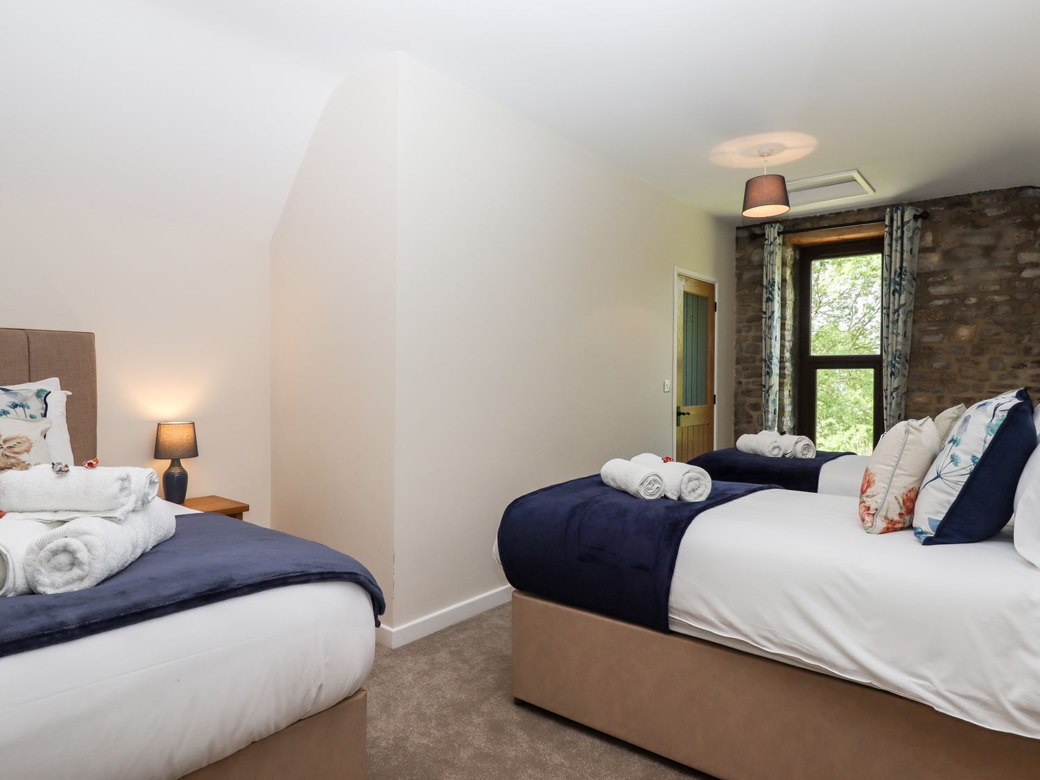 5 quartos, individualmente decorados, individualmente mobiliados