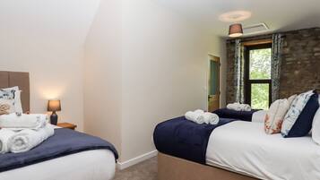 5 quartos, individualmente decorados, individualmente mobiliados