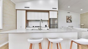 Fridge, oven, stovetop, dishwasher