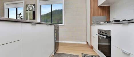 Coffee/tea maker, fridge, oven, stovetop