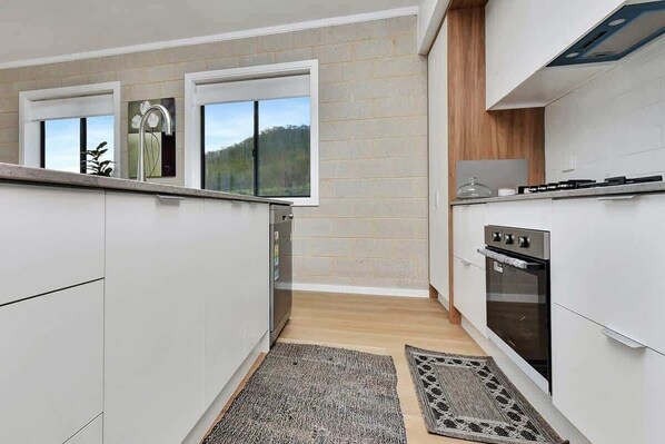 Coffee/tea maker, fridge, oven, stovetop