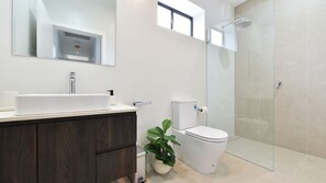 Ducha, artículos de higiene personal ecológicos, secador de pelo y jabón