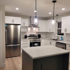 Een koelkast, een microgolfoven, een oven, een kookplaat