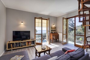 TV - Seaview Apartment with Garden in Recco by Wonderful Italy (Recco)