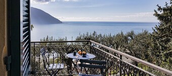 Seaview Apartment with Garden by Wonderful Italy