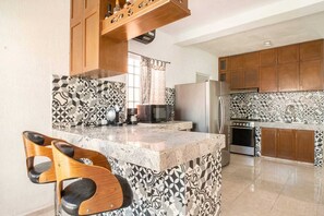 Réfrigérateur, four à micro-ondes, un four, cafetière-théière