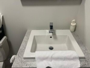 Sèche-cheveux, serviettes fournies, savon, papier toilette