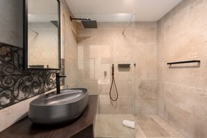 Douche, séchoir à cheveux, serviettes fournies