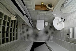 Ducha, secador de pelo, toallas y papel higiénico