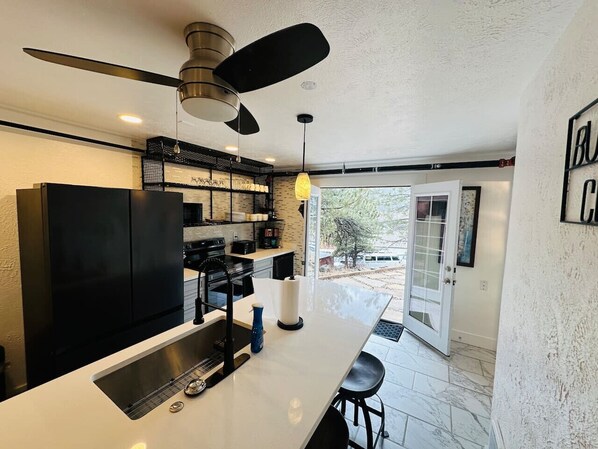 Kylskåp, mikrovågsugn, ugn och spishäll