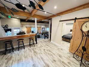 3 室のベッドルーム、デスク、アイロン / アイロン台、旅行用ベビーベッド