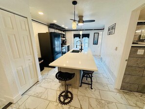 冷蔵庫、電子レンジ、オーブン、コンロ