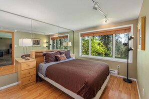 4 slaapkamers, een strijkplank/strijkijzer, gratis wifi, beddengoed