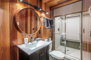 Een douche, een bubbelbad, een haardroger, handdoeken