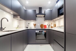 Basic Apartment | Private kitchen | Fridge, microwave, oven, stovetop - Beautiful Modern Apartment Centrally Located (London)