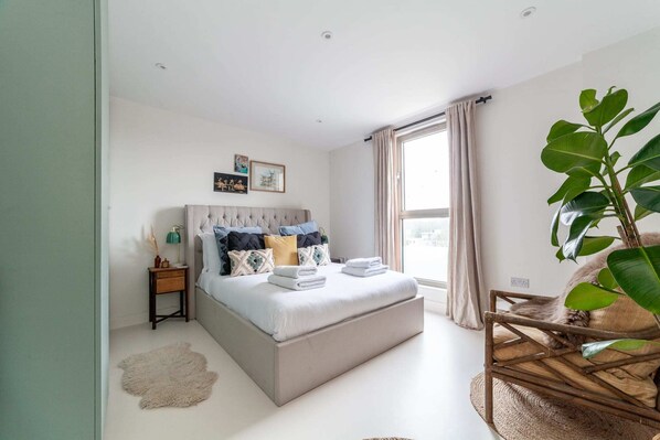Basic Apartment | 1 bedroom, iron/ironing board, bed sheets - Beautiful Modern Apartment Centrally Located (London)