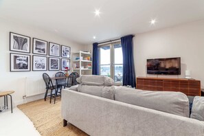 Basic Apartment | Living area - Beautiful Modern Apartment Centrally Located (London)