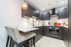 Departamento básico | Cocina privada | Refrigerador, microondas, horno y parrilla de estufa 