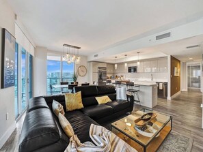 TV - Luxury Waterfront Suite with Great Views (Hallandale Beach)