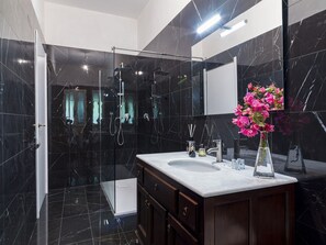 Dusche, Whirlpool, Haartrockner, Bidet