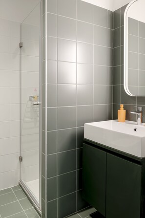 Double Room with Balcony | Salle de bain | Douche à « effet pluie », bidet, serviettes fournies, savon
