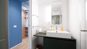 Capçal de dutxa tipus cascada, bidet, tovalloles i sabó