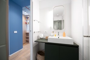 Douche à « effet pluie », bidet, serviettes fournies, savon