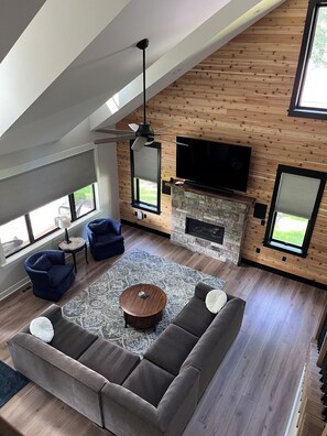 Smart TV, fireplace, stereo - Home across the street from Lake Beulah in East Troy, WI.  Boat rental available (East Troy)