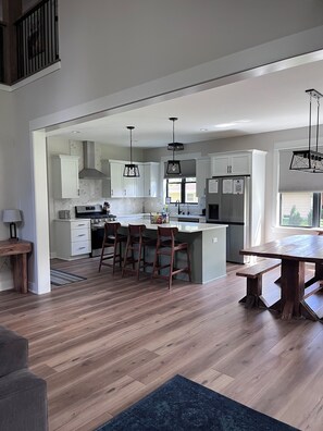 Dining - Home across the street from Lake Beulah in East Troy, WI.  Boat rental available (East Troy)