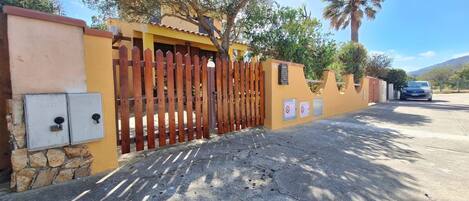 المنطقة المحيطة بالمنشأة