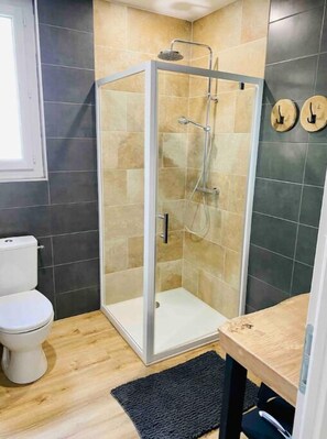 Håndklær, såpe og toalettpapir