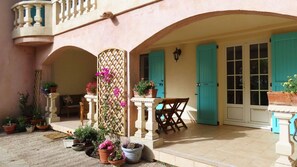 Outdoor dining - LA Rose & Le Loup, eco-vintage gite between sea and mountain (Spéracèdes)