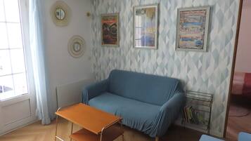 TV connectée, table de tennis de table, livres