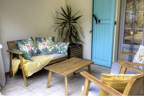 Terrace/patio - LA Rose & Le Loup, eco-vintage gite between sea and mountain (Spéracèdes)