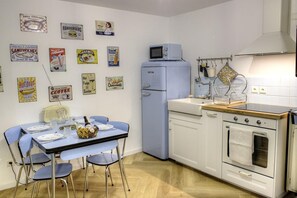Kühlschrank, Mikrowelle, Ofen, Herdplatte