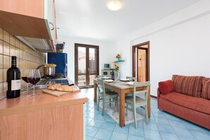 Großer Kühlschrank, Herdplatte, Kaffeemühle