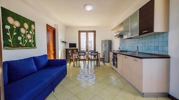 Full-size fridge, stovetop, coffee grinder, cookware/dishes/utensils