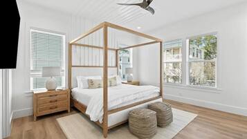 4 bedrooms, desk, iron/ironing board, travel crib