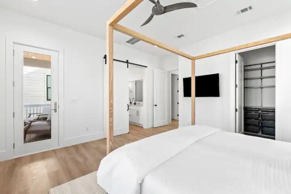 4 bedrooms, desk, iron/ironing board, travel cot